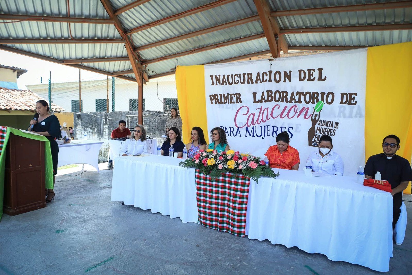 Mujeres caficultoras fortalecen sus conocimientos con la inauguración del primer laboratorio de café para mujeres