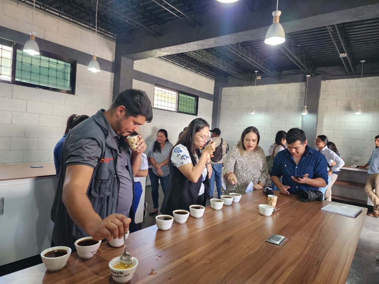 Mujeres caficultoras fortalecen sus conocimientos con la inauguración del primer laboratorio de café para mujeres
