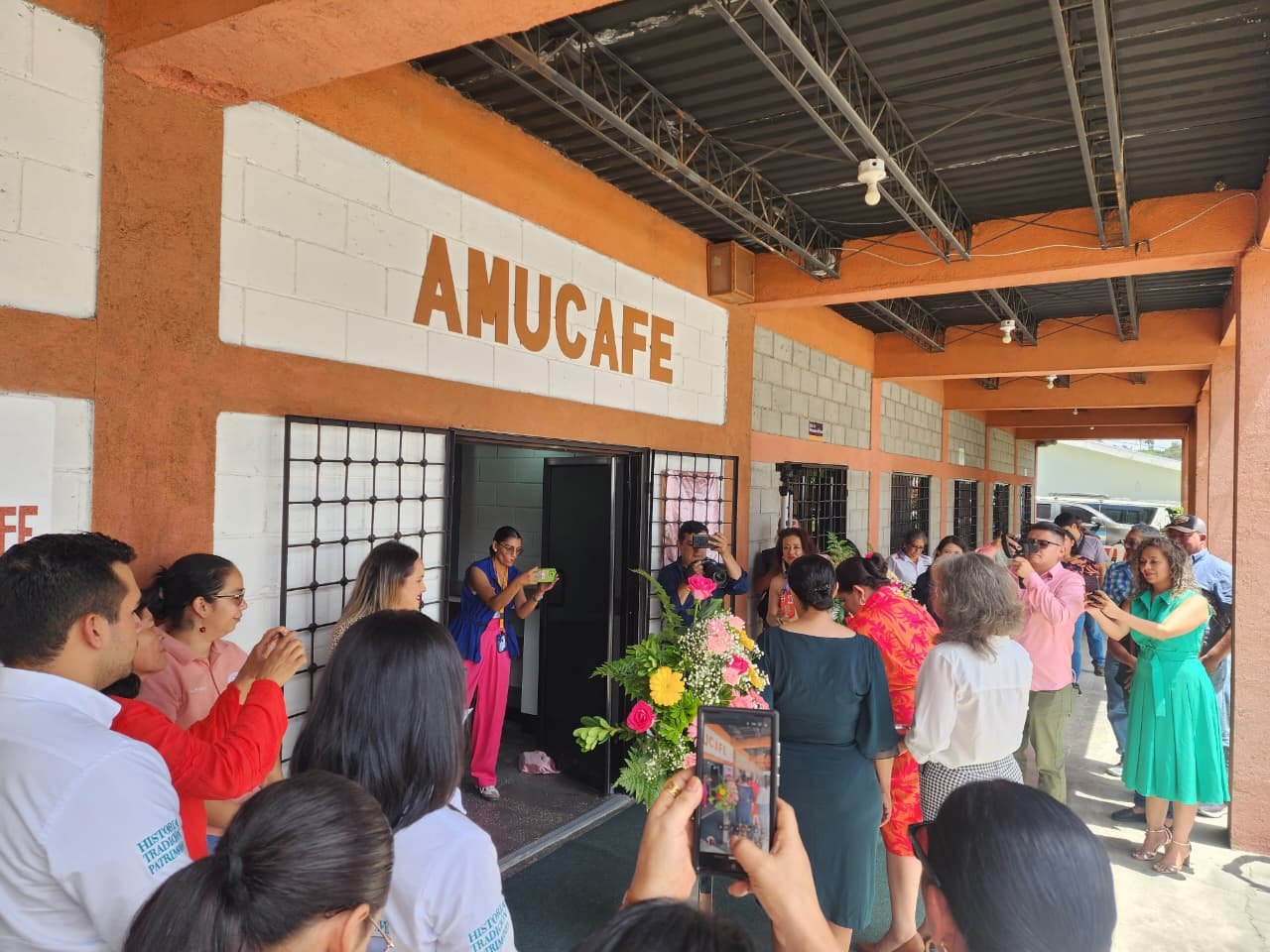 Mujeres caficultoras fortalecen sus conocimientos con la inauguración del primer laboratorio de café para mujeres