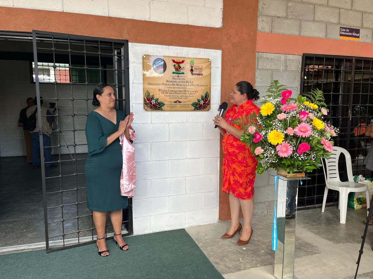 Mujeres caficultoras fortalecen sus conocimientos con la inauguración del primer laboratorio de café para mujeres